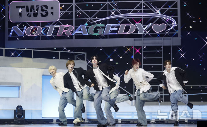 [서울=뉴시스] 김혜진 기자 = 그룹 투어스가 27일 오후 서울 광진구 예스24라이브홀에서 열린 투어스 미니 5집 'NO TRAGEDY' 발매 기념 쇼케이스에서 무대를 선보이고 있다. 2026.04.27. jini@newsis.com