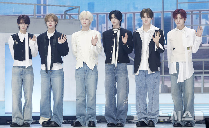 [서울=뉴시스] 김혜진 기자 = 그룹 투어스(왼쪽부터 한진, 경민, 신유, 도훈, 영재, 지훈)가 27일 오후 서울 광진구 예스24라이브홀에서 열린 투어스 미니 5집 'NO TRAGEDY' 발매 기념 쇼케이스에서 포즈를 취하고 있다. 2026.04.27. jini@newsis.com