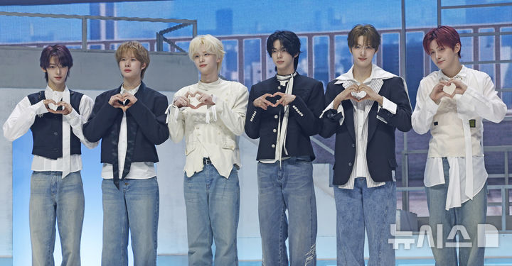 [서울=뉴시스] 김혜진 기자 = 그룹 투어스(왼쪽부터 한진, 경민, 신유, 도훈, 영재, 지훈)가 지난 27일 오후 서울 광진구 예스24라이브홀에서 열린 투어스 미니 5집 'NO TRAGEDY' 발매 기념 쇼케이스에서 포즈를 취하고 있다. 2026.04.27. jini@newsis.com