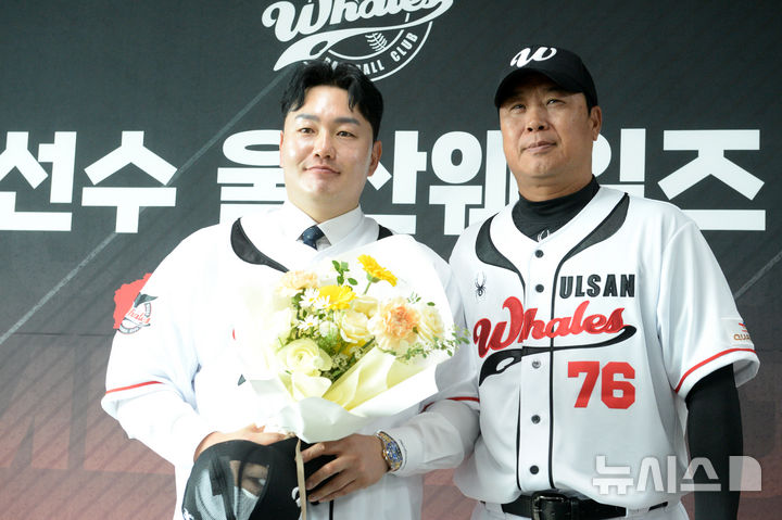 [울산=뉴시스] 배병수 기자 = 27일 오후 울산 문수구장에서 메이저리그 출신 최지만 선수가 울산 웨일즈와 입단식에서 장원진 감독과 기념촬영을 하고 있다. 2026.04.27. bbs@newsis.com.