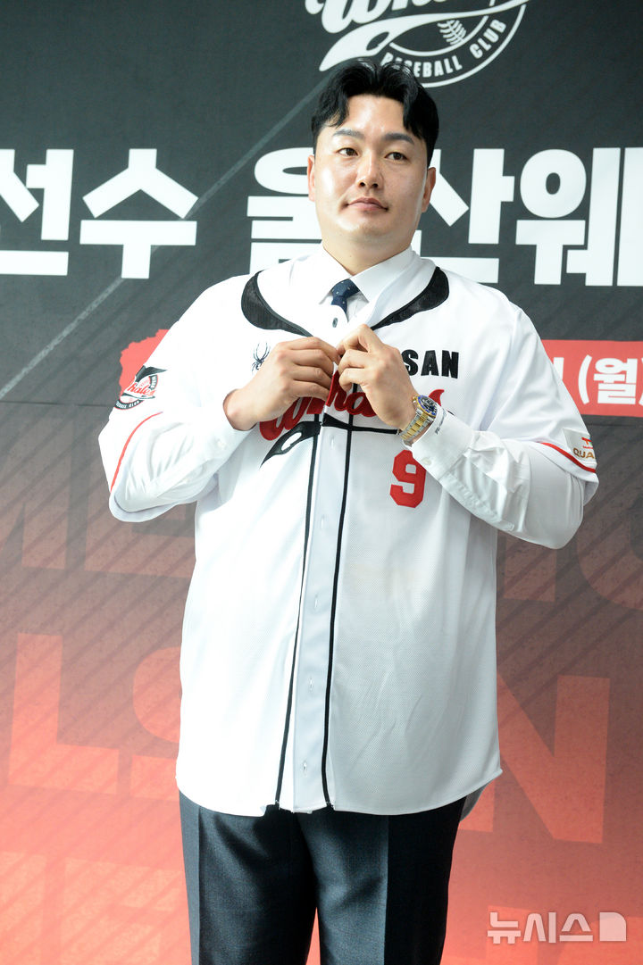 [울산=뉴시스] 배병수 기자 = 27일 오후 울산 문수구장에서 메이저리그 출신 최지만 선수가 울산 웨일즈와 입단식에서 유니품을 입고 있다. 2026.04.27. bbs@newsis.com.