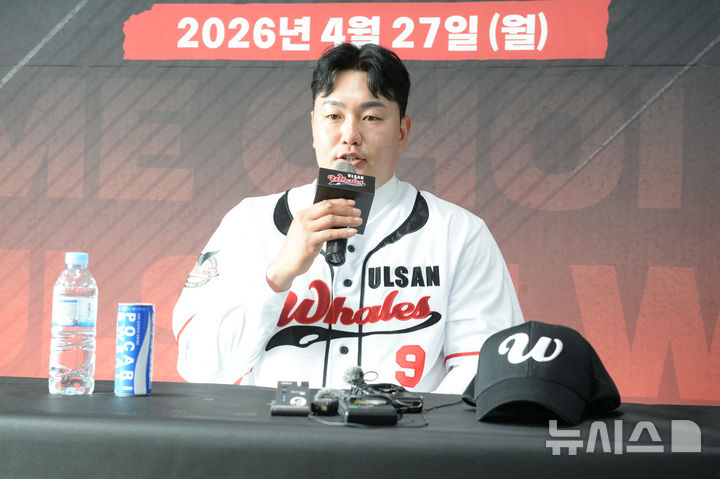 [울산=뉴시스] 배병수 기자 = 27일 오후 울산 문수구장에서 메이저리그 출신 최지만 선수가 울산 웨일즈와 입단식에서 기자들의 질문에 답하고 있다. 2026.04.27. bbs@newsis.com.