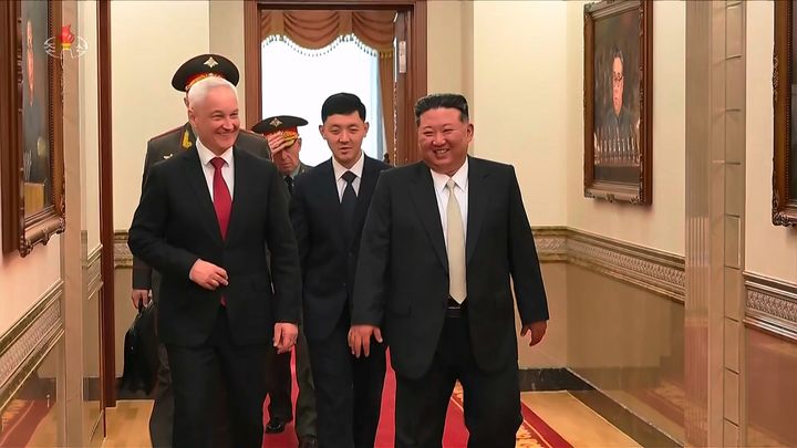 [서울=뉴시스] 김정은 북한 국무위원장이 지난 26일 북한 평양에서 안드레이 벨로우소프 러시아 국방장관과 회담을 가졌다고 북한 조선중앙TV가 27일 보도했다. (사진=조선중앙TV 캡처) 2026.04.27. *재판매 및 DB 금지