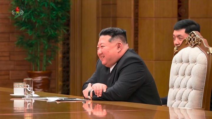 [서울=뉴시스] 김정은 북한 국무위원장이 지난달 26일 북한 평양에서 해외군사작전 전투위훈기념관 준공식 참석차 북한을 방문 중인 뱌체슬라프 볼로딘 러시아 하원 의장을 접견했다고 북한 조선중앙TV가 27일 보도했다. (사진=조선중앙TV 캡처) 2026.05.08. *재판매 및 DB 금지