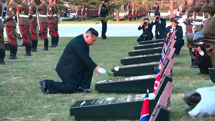 [서울=뉴시스] 김정은 북한 국무위원장이 지난 4월 26일 북한 평양에서 러시아 쿠르스크 해방작전 종결 1주년을 맞아 열린 해외군사작전 전투위훈기념관 준공식에 참석했다고 북한 조선중앙TV가 27일 보도했다. (사진=조선중앙TV 캡처) *재판매 및 DB 금지
