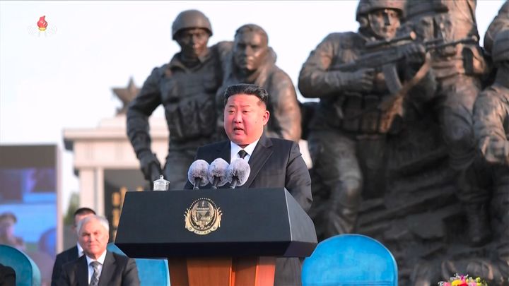 [서울=뉴시스] 김정은 북한 국무위원장이 지난 4월 26일 북한 평양에서 러시아 쿠르스크 해방작전 종결 1주년을 맞아 열린 해외군사작전 전투위훈기념관 준공식에 참석해 연설했다고 북한 조선중앙TV가 이튿날 보도했다. (사진=조선중앙TV 캡처) 2026.06.02. *재판매 및 DB 금지