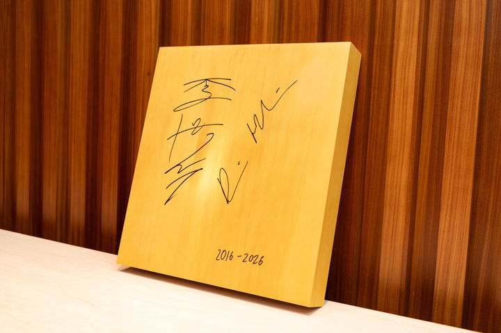 [서울=뉴시스] 최동준 기자 = 청와대는 27일 데미스 하사비스 구글 딥마인드 CEO가 이재명 대통령을 예방하며 2016년 알파고 대국 10주년을 기념해 이세돌 9단과 각각 서명한 바둑판을 선물했다고 밝혔다. (사진=청와대 제공) 2026.04.27. photo@newsis.com *재판매 및 DB 금지