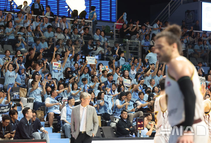 [고양=뉴시스] 배훈식 기자 = 27일 오후 경기 고양시 고양소노아레나에서 열린 2025-2026시즌 LG전자 프로농구 4강 플레이오프 3차전 고양 소노와 창원 LG의 경기, 소노 홈팬들이 환호하고 있다. 2026.04.27. dahora83@newsis.com