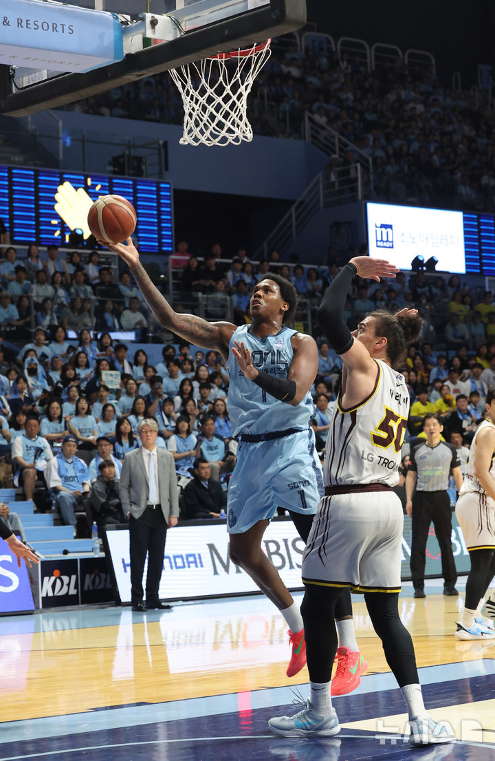 [고양=뉴시스] 배훈식 기자 = 27일 오후 경기 고양시 고양소노아레나에서 열린 2025-2026시즌 LG전자 프로농구 4강 플레이오프 3차전 고양 소노와 창원 LG의 경기, 1쿼터 소노 나이트가 골밑슛을 하고 있다. 2026.04.27. dahora83@newsis.com