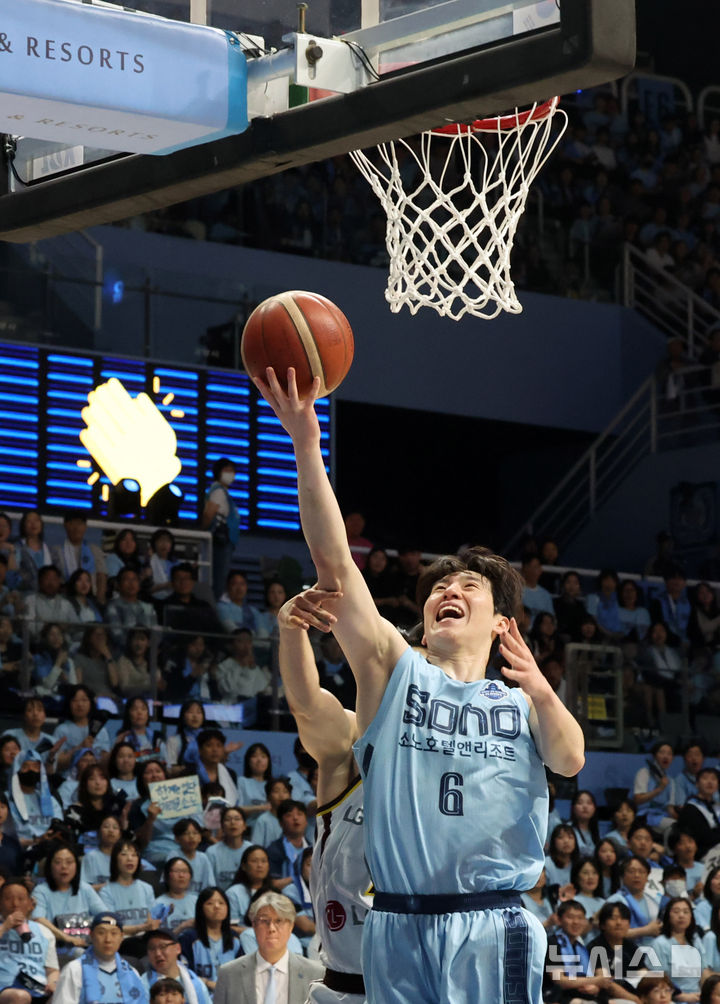 [고양=뉴시스] 배훈식 기자 = 27일 오후 경기 고양시 고양소노아레나에서 열린 2025-2026시즌 LG전자 프로농구 4강 플레이오프 3차전 고양 소노와 창원 LG의 경기, 1쿼터 소노 이정현이 레이업을 하고 있다. 2026.04.27. dahora83@newsis.com