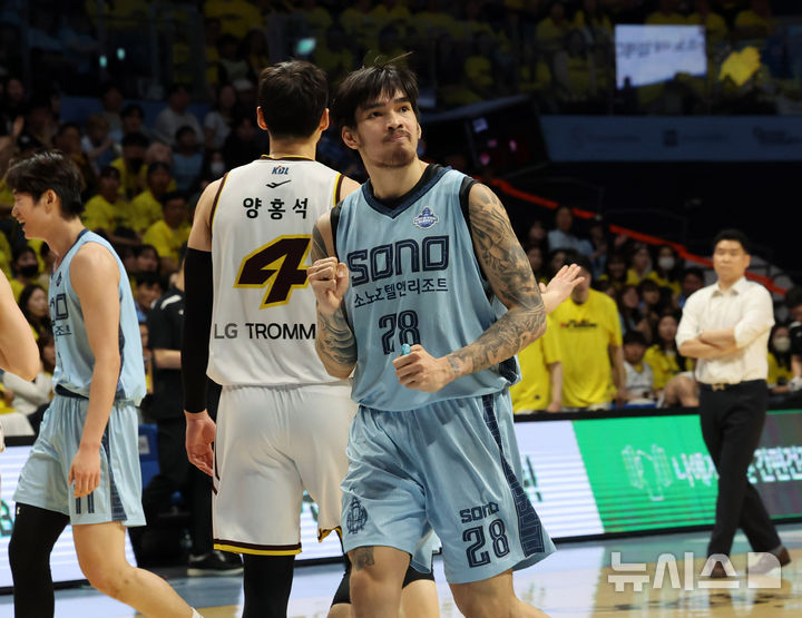 [고양=뉴시스] 배훈식 기자 = 27일 오후 경기 고양시 고양소노아레나에서 열린 2025-2026시즌 LG전자 프로농구 4강 플레이오프 3차전 고양 소노와 창원 LG의 경기, 2쿼터 소노 켐바오가 환호하는 관중을 바라보고 있다. 2026.04.27. dahora83@newsis.com