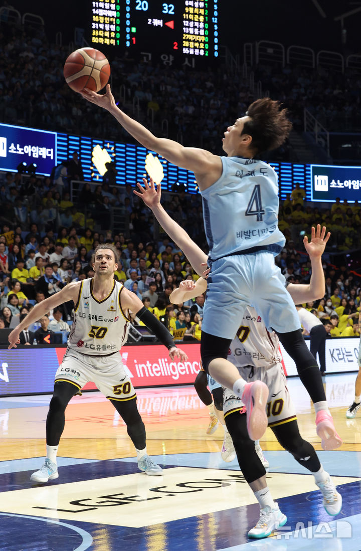 [고양=뉴시스] 배훈식 기자 = 27일 오후 경기 고양시 고양소노아레나에서 열린 2025-2026시즌 LG전자 프로농구 4강 플레이오프 3차전 고양 소노와 창원 LG의 경기, 2쿼터 소노 이재도가 레이업을 하고 있다. 2026.04.27. dahora83@newsis.com