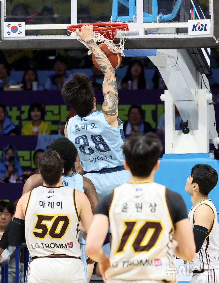 [고양=뉴시스] 배훈식 기자 = 27일 오후 경기 고양시 고양소노아레나에서 열린 2025-2026시즌 LG전자 프로농구 4강 플레이오프 3차전 고양 소노와 창원 LG의 경기, 3쿼터 소노 켐바오가 덩크를 하고 있다. 2026.04.27. dahora83@newsis.com