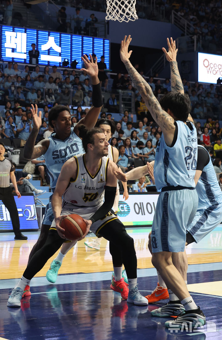 [고양=뉴시스] 배훈식 기자 = 27일 오후 경기 고양시 고양소노아레나에서 열린 2025-2026시즌 LG전자 프로농구 4강 플레이오프 3차전 고양 소노와 창원 LG의 경기, 3쿼터 LG 마레이가 소노 트리플 팀 수비에 막혀 있다. 2026.04.27. dahora83@newsis.com