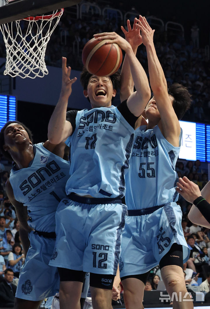 [고양=뉴시스] 배훈식 기자 = 27일 오후 경기 고양시 고양소노아레나에서 열린 2025-2026시즌 LG전자 프로농구 4강 플레이오프 3차전 고양 소노와 창원 LG의 경기, 3쿼터 소노 강지훈이 리바운드를 잡고 있다. 2026.04.27. dahora83@newsis.com