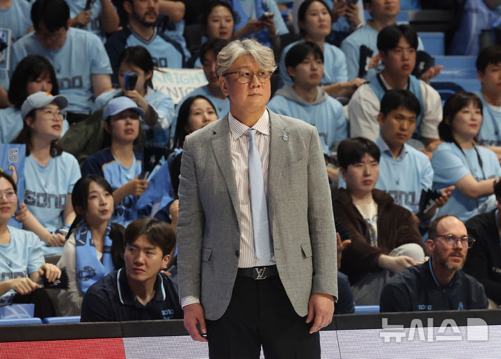 [고양=뉴시스] 배훈식 기자 = 27일 오후 경기 고양시 고양소노아레나에서 열린 2025-2026시즌 LG전자 프로농구 4강 플레이오프 3차전 고양 소노와 창원 LG의 경기, 3쿼터 손창환 소노 감독이 코트를 응시하고 있다. 2026.04.27. dahora83@newsis.com