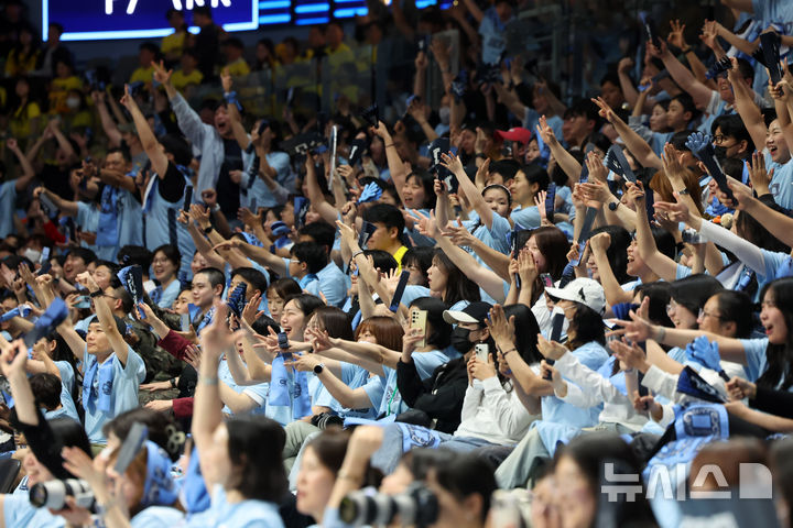 [고양=뉴시스] 배훈식 기자 = 27일 오후 경기 고양시 고양소노아레나에서 열린 2025-2026시즌 LG전자 프로농구 4강 플레이오프 3차전 고양 소노와 창원 LG의 경기, 3쿼터 소노 홈 팬들이 환호하고 있다. 2026.04.27. dahora83@newsis.com