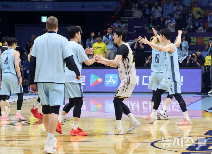 [고양=뉴시스] 배훈식 기자 = 27일 오후 경기 고양시 고양소노아레나에서 열린 2025-2026시즌 LG전자 프로농구 4강 플레이오프 3차전 고양 소노와 창원 LG의 경기, 90-80 으로 승리한 소노 선수들과 패배한 LG 선수들이 서로 격려해주고 있다.&nbsp; 2026.04.27. dahora83@newsis.com