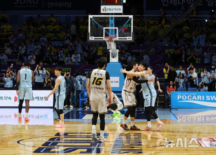 [고양=뉴시스] 배훈식 기자 = 27일 오후 경기 고양시 고양소노아레나에서 열린 2025-2026시즌 LG전자 프로농구 4강 플레이오프 3차전 고양 소노와 창원 LG의 경기, 90-80 으로 승리한 소노 선수들과 패배한 LG 선수들이 서로 격려해주고 있다.&nbsp; 2026.04.27. dahora83@newsis.com