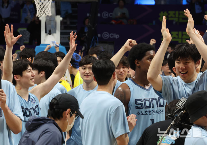 [고양=뉴시스] 배훈식 기자 = 27일 오후 경기 고양시 고양소노아레나에서 열린 2025-2026시즌 LG전자 프로농구 4강 플레이오프 3차전 고양 소노와 창원 LG의 경기, 90-80 으로 승리한 소노 선수들이 기뻐하고 있다.&nbsp; 2026.04.27. dahora83@newsis.com