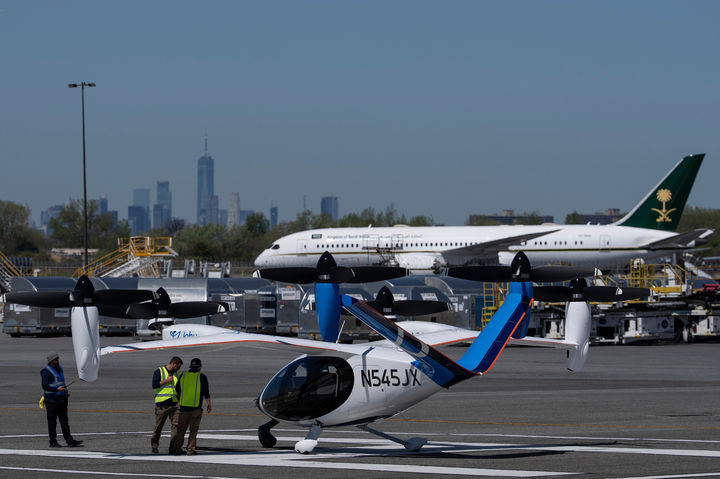 [뉴욕=AP/뉴시스] 27일(현지 시간) 미국 뉴욕 존 F. 케네디 국제공항에서 공항 관계자들이 '조비 에비에이션'의 전기 수직이착륙기(eVTOL) 이륙을 준비하고 있다. 조비 에비에이션은 '하늘을 나는 택시'로 불리는 eVTOL의 실제 비행경로와 환경에서의 운항을 검증하는, 열흘간의 시범 비행에 나섰다. 2026.04.28.