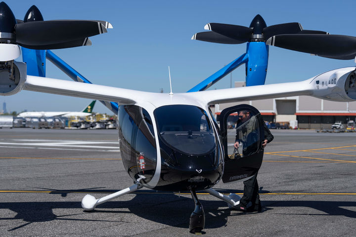 [뉴욕=AP/뉴시스] 27일(현지 시간) 미국 뉴욕 존 F. 케네디 국제공항에서 조종사가 '조비 에비에이션'의 전기 수직이착륙기(eVTOL)에 탑승하고 있다. 조비 에비에이션은 '하늘을 나는 택시'로 불리는 eVTOL의 실제 비행경로와 환경에서의 운항을 검증하는, 열흘간의 시범 비행에 나섰다. 2026.04.28.