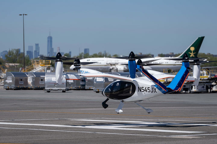 [뉴욕=AP/뉴시스] 27일(현지 시간) 미국 뉴욕 존 F. 케네디 국제공항에서 '조비 에비에이션'의 전기 수직이착륙기(eVTOL) 한 대가 이착륙하고 있다. 조비 에비에이션은 '하늘을 나는 택시'로 불리는 eVTOL의 실제 비행경로와 환경에서의 운항을 검증하는, 열흘간의 시범 비행에 나섰다. 2026.04.28.