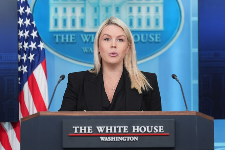 [워싱턴=AP/뉴시스]캐럴라인 레빗 백악관 대변인이 27일(현지 시간) 정례브리핑에서 발언하고 있다. 2026.04.28.