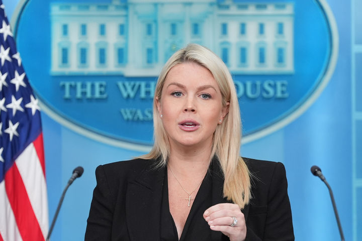 [워싱턴=AP/뉴시스]캐럴라인 레빗 백악관 대변인이 27일(현지 시간) 정례브리핑에서 발언하고 있다. 2026.04.28.