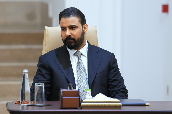 [바그다드=AP/뉴시스]알리 알자이디 이라크 총리 지명자가 27일 이라크 바그다드에서 열린 정치 블록 조정 협정 회의에 참석하고 있다. 2026.04.28.