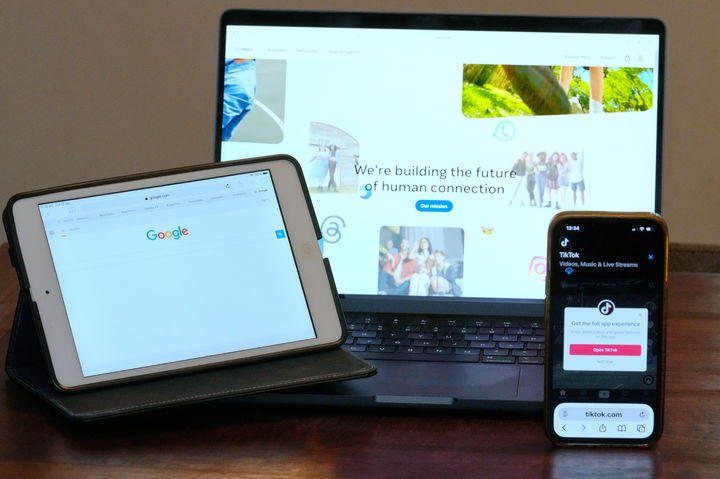 [시드니(호주)=AP/뉴시스]28일 호주 시드니의 컴퓨터와 휴대전화 등 디바이스에 메타와 구글, 틱톡의 홈페이지가 표시돼 있다. 호주 정부가 28일 디지털 대기업인 메타, 구글, 틱톡들의 매출 일부에 과세, 뉴스 기자들의 인건비를 지원하도록 하는 방안을 제안했다. 2026.04.28.