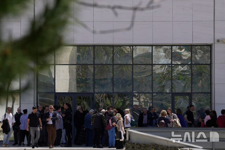 [AP/뉴시스] 28일 그리스 수도의 한 법원에서 총격 사건이 발생한 후 사람들이 밖에 모여서 있다.