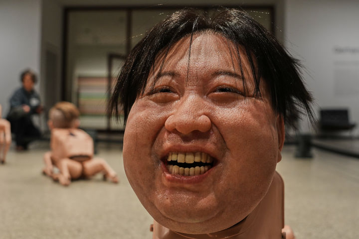 [베를린=AP/뉴시스] 독일 베를린의 노이에 국립미술관(Neue Nationalgalerie)에서 예술가 비플(Beeple·본명 마이크 윙켈만)의 설치 미술 작품 '레귤러 애니멀스'(Regular Animals)에 전시된 김정은을 닮은 로봇. 2026.04.28.