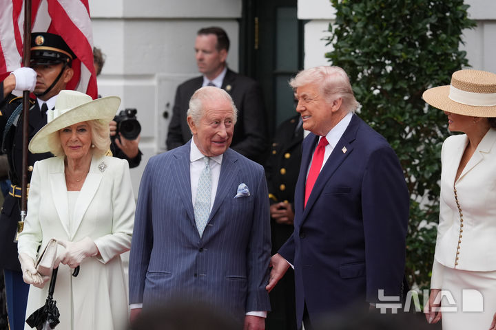 ﻿[워싱턴=AP/뉴시스] 도널드 트럼프 미국 대통령과 영부인 멜라니아 여사가 28일 백악관에서 찰스 3세 영국 국왕와 카밀라 왕비를 맞고 있다.2026.04.29. 