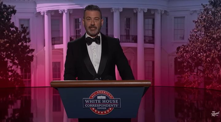 [워싱턴=뉴시스]도널드 트럼프 미국 대통령에 대한 신랄한 비판으로 유명한 ABC방송 목요일 저녁프로그램 '지미 키멀 라이브'가 최근 발생한 암살미수 사건 이틀전 멜라니아 트럼프 여사가 과부가 되길 원한다는 취지로 농담한 사실이 알려져 논란이 되고 있다. 키멀은 지난 23일 방송에서 백악관 출입기자단 연례만찬 연설자 콘셉으로 발언에 나선 뒤 멜라니아 여사에게 "마치 과부가 되기를 기다리는 사람처럼 묘하게 빛난다"고 말했다. (사진=지미키멀쇼 유튜브 캡쳐). 2026.04.28. *재판매 및 DB 금지