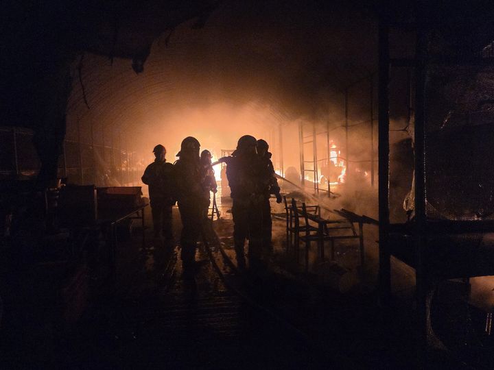 [서산=뉴시스] 28일 오전 12시36분께 충남 서산시 인지면 야당리의 한 농기계창고에서 불이 나 소방대원들이 진화에 나서고 있다. (사진=서산소방서 제공) 2026.04.28. photo@newsis.com *재판매 및 DB 금지