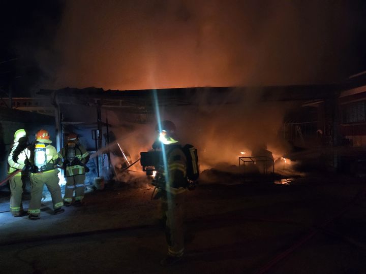 [세종=뉴시스] 지난 27일 오후 8시7분께 세종시 연서면 고복리의 한 주택 창고에서 불이 나 소방대원들이 진화에 나서고 있다. (사진=세종소방본부 제공) 2026.04.28. photo@newsis.com *재판매 및 DB 금지