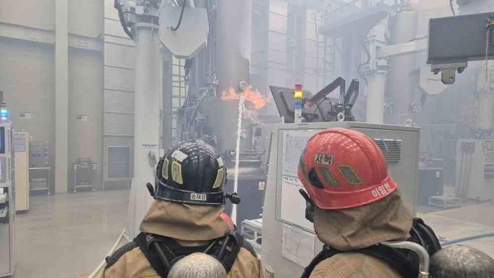 [천안=뉴시스] 28일 오전 12시50분께 충남 천안 서북구 백석동의 한 반도체 공장서 불이 나 소방대원들이 진화에 나서고 있다. (사진=천안서북소방서 제공) 2026.04.28. photo@newsis.com *재판매 및 DB 금지