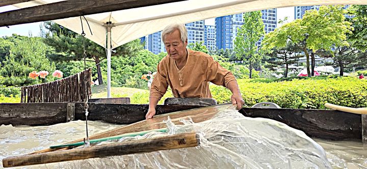 [원주=뉴시스] 지난해 원주한지장 전승활동 모습. (사진=뉴시스 DB). photo@newsis.com *재판매 및 DB 금지
