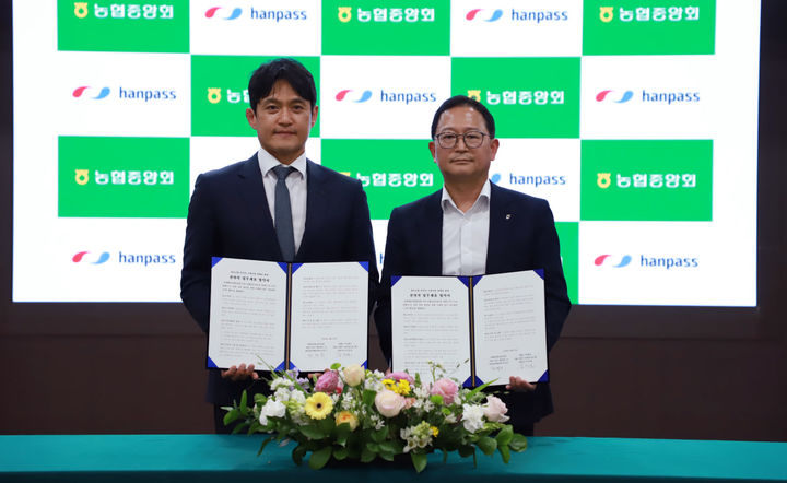 (왼쪽부터)김경훈 한패스 대표이사, 전경수 농협상호금융 상호금융기획본부장 상무. (사진=한패스) *재판매 및 DB 금지