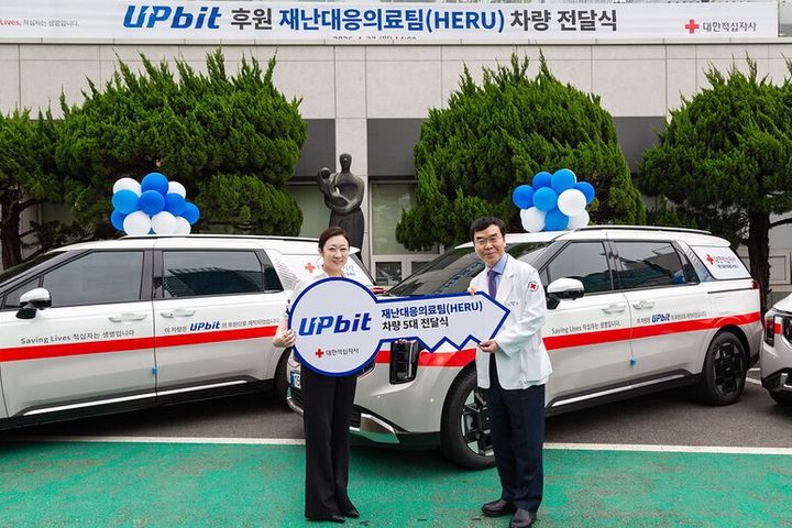 두나무와 대한적십자사가 재난대응의료팀(HERU) 차량전달식 개최를 기념해 사진을 촬영하고 있다.(사진=두나무 제공) *재판매 및 DB 금지