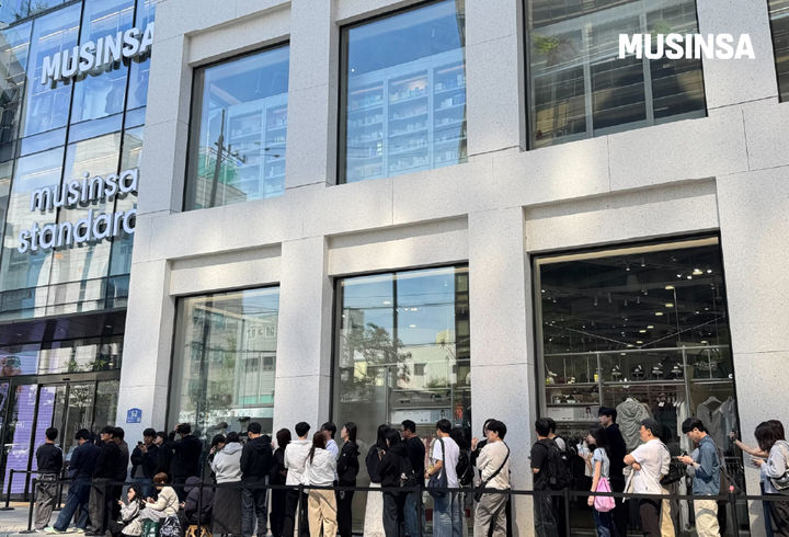 [서울=뉴시스] 무신사 메가스토어 성수 고객들의 모습. (사진=무신사 제공) *재판매 및 DB 금지