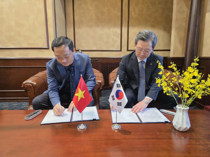 [세종=뉴시스]공동개발협약서에 서명하는 김태균 한전기술 사장(오른쪽)이다.(사진=한전기술 제공) *재판매 및 DB 금지