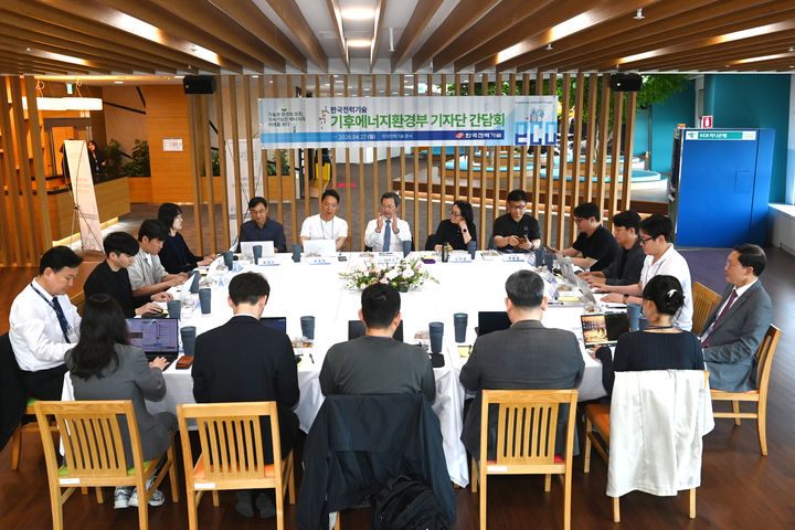 [김천=뉴시스]김태균 한전기술 사장(가운데)이 미래 에너지 산업을 선도하기 위한 새로운 경영방침을 설명하고 있다.(사진=한전기술 제공) *재판매 및 DB 금지