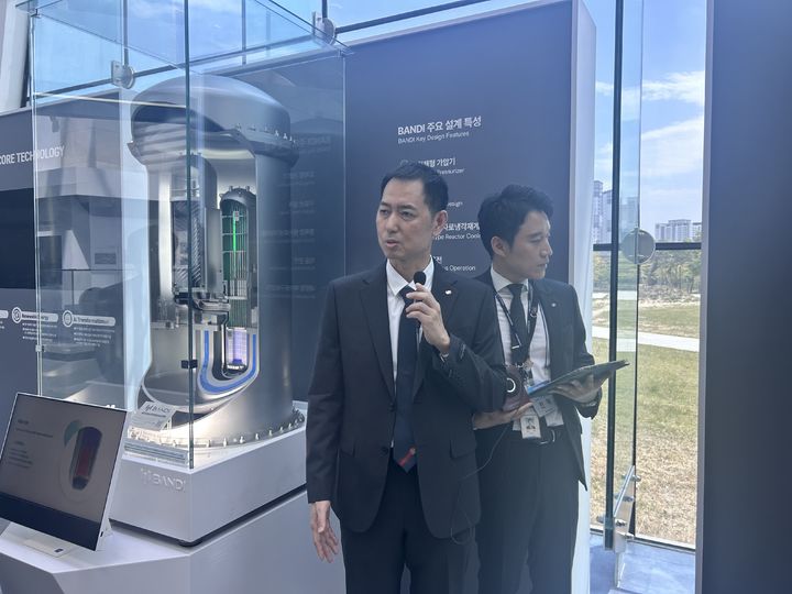 [김천=뉴시스] 손차민 기자 = 남금희 한전기술 원자로 해외사업처 사업개발팀장이 홍보관에서 반디에 대해 소개하고 있다. 2026.04.27. charming@newsis.com *재판매 및 DB 금지