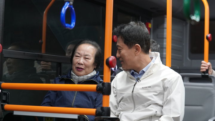 [서울=뉴시스] 오세훈 국민의힘 서울시장 후보가 28일 서울 새벽동행 자율주행버스에 탑승해 시민과 대화하고 있다. (오세훈 서울시장 후보 캠프 제공) *재판매 및 DB 금지