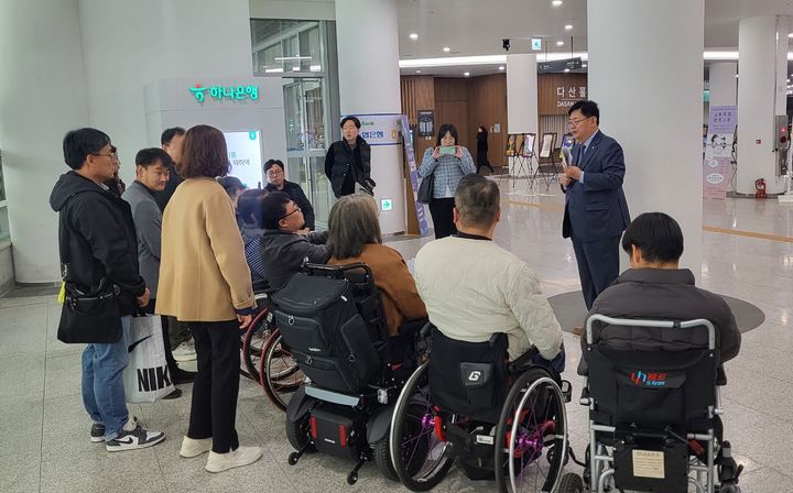 [수원=뉴시스] 이선구 경기도의회 보건복지위원회 위원장이 지난해 11월6일 도의회에서 민원인들과 만나 복지예산 축소 문제를 논의하고 있다. (사진=이선구 의원 제공) 2026.04.28. photo@newsis.com *재판매 및 DB 금지