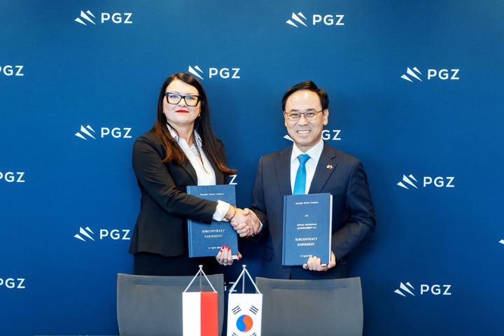 [서울=뉴시스] 이용배 현대로템 사장(오른쪽), 모니카 크루첵 부마르 와벤디 사장이 27일(현지시간) 폴란드에서 기념 촬영하는 모습. (사진=현대로템) 2026.04.28 photo@newsis.com *재판매 및 DB 금지 *재판매 및 DB 금지