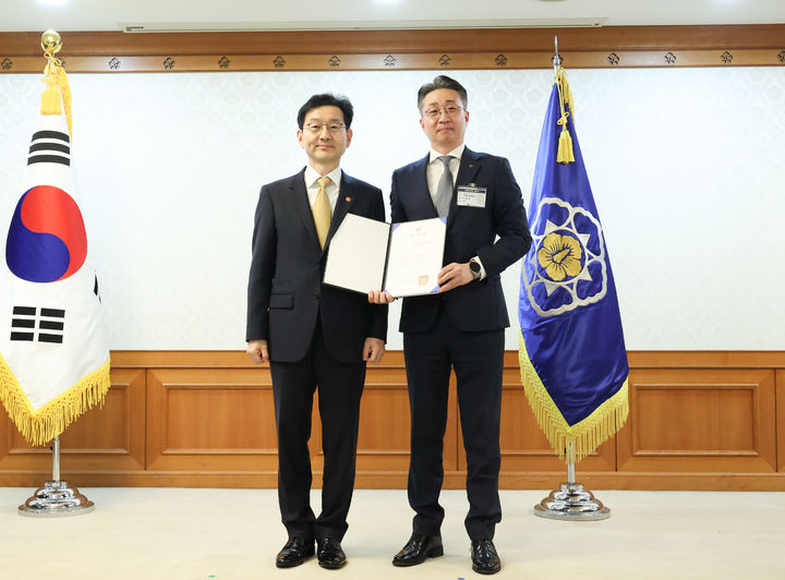 24일 정부서울청사에서 윤창렬 국무조정실장(왼쪽)과 파라다이스 이종명 커뮤니케이션실장이 ‘2026 천명지킴 프로젝트’ 위촉식을 가진 후 기념촬영을 하고 있다. *재판매 및 DB 금지