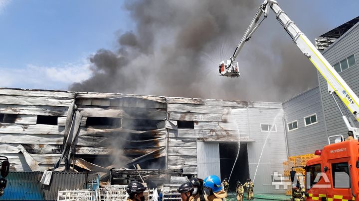 [영천=뉴시스] 경북 영천시 금호읍 자동차 부품 물류창고 화재 진화 현장. (사진=경북소방본부 제공) 2026.04.28. photo@newsis.com